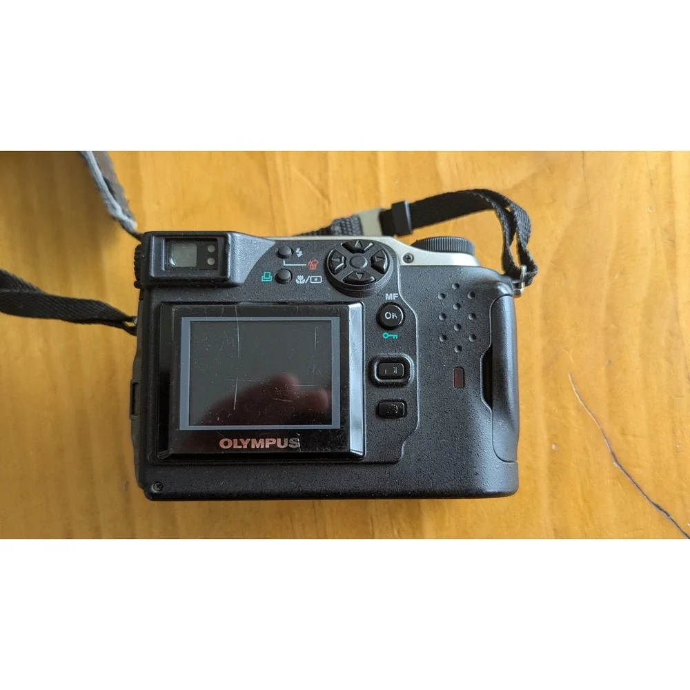 Olympus CAMEDIA C3000 Zoom Digital‎ Camera 33 Megapixel Silver Black Strap